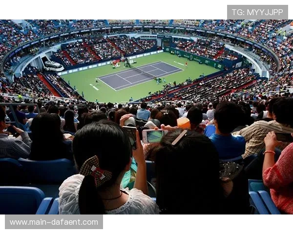 上海大师赛高温考验下观众席挥扇避暑 后排打伞前排顶烈日热情不减